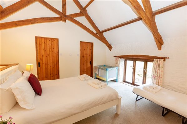 Cedar king bedroom cot and z-bed